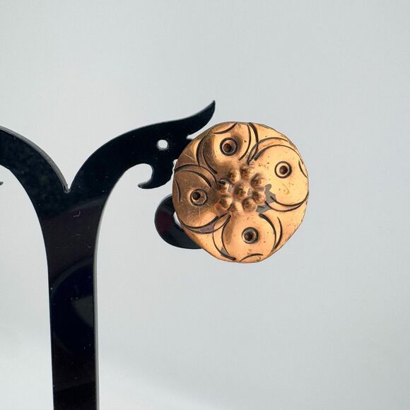 Vintage 1950s Copper Floral Screw Back Earrings Embossed Design Retro Jewelry - Picture 5 of 8